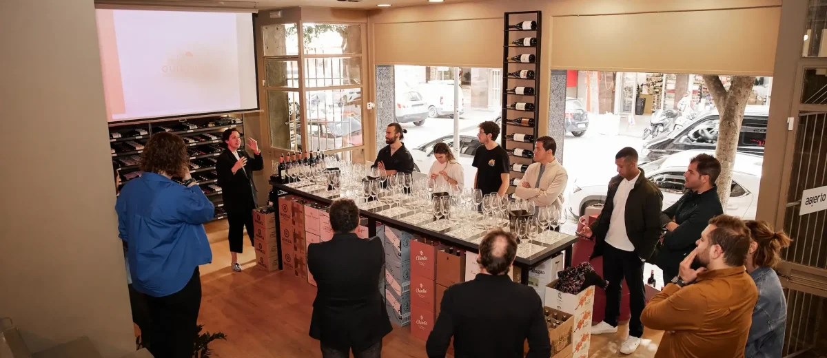 Maridaje Perfecto: Cómo Combinar Vinos y Cócteles con Comida