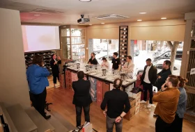 Maridaje Perfecto: Cómo Combinar Vinos y Cócteles con Comida